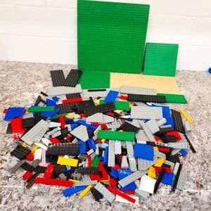 Lego Baseplates and Smaller Mostly Flat Building Pieces